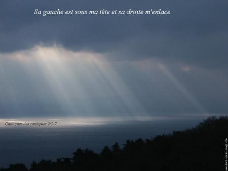 Sa gauche est sous ma tete et sa droite m'enlace  bienvenue